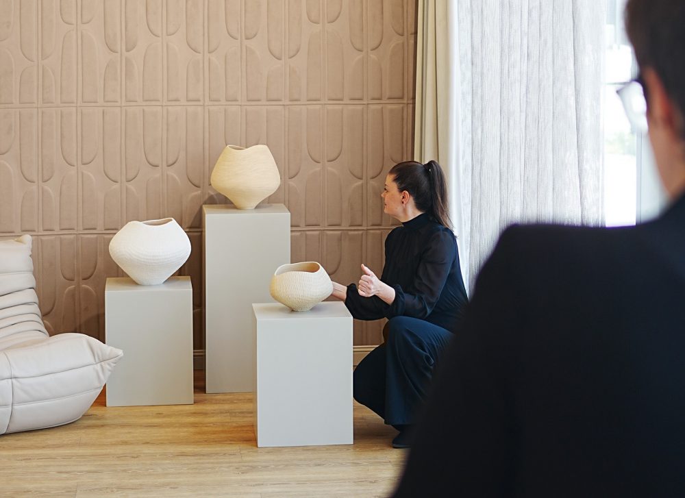 Amanda Bartak Soloausstellung Keramische Objekte Echo der Farbe