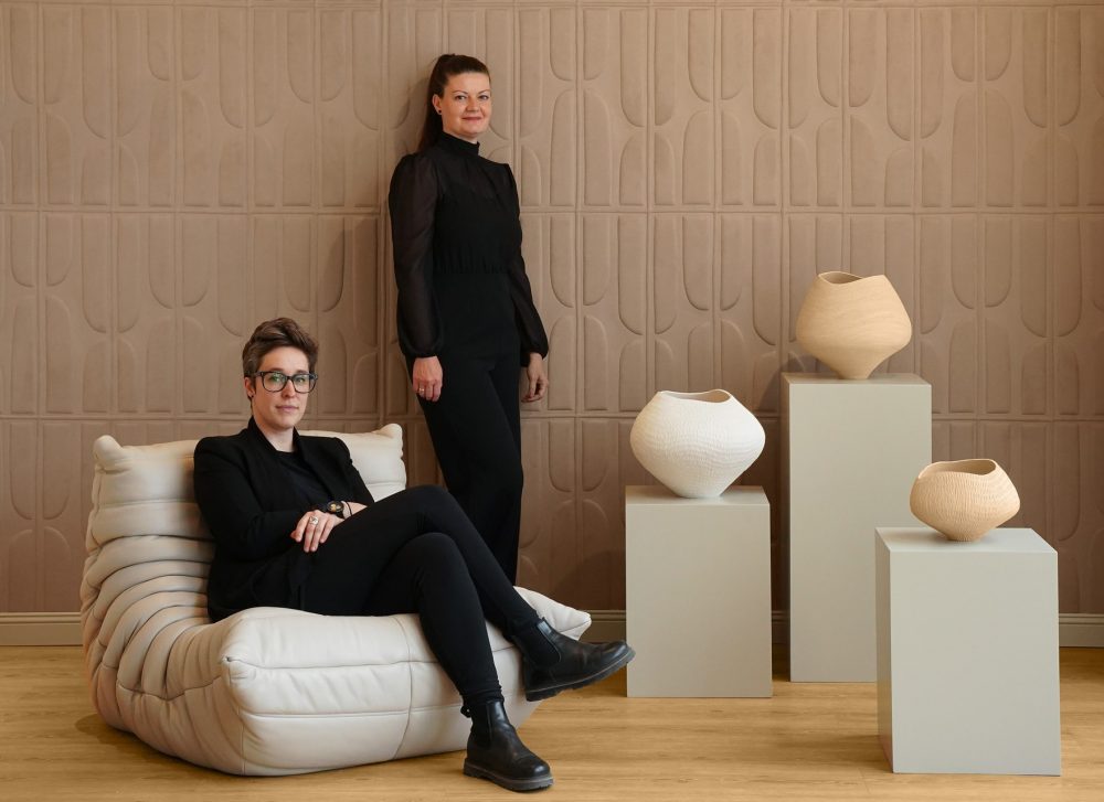 Amanda Bartak Soloausstellung Keramische Objekte Echo der Farbe Kuenstlerin