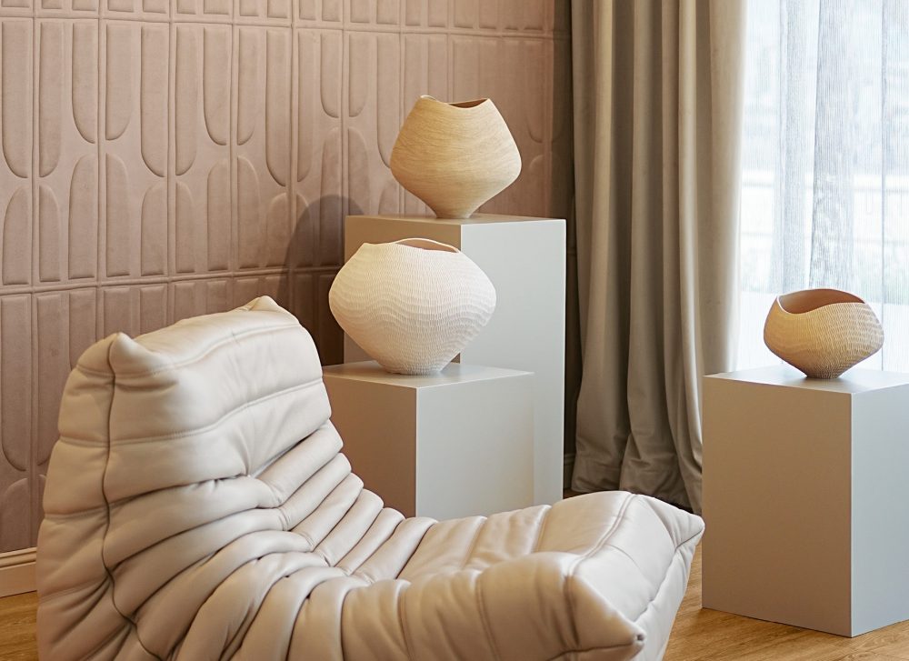 Amanda Bartak Soloausstellung Keramische Objekte Echo der Farbe