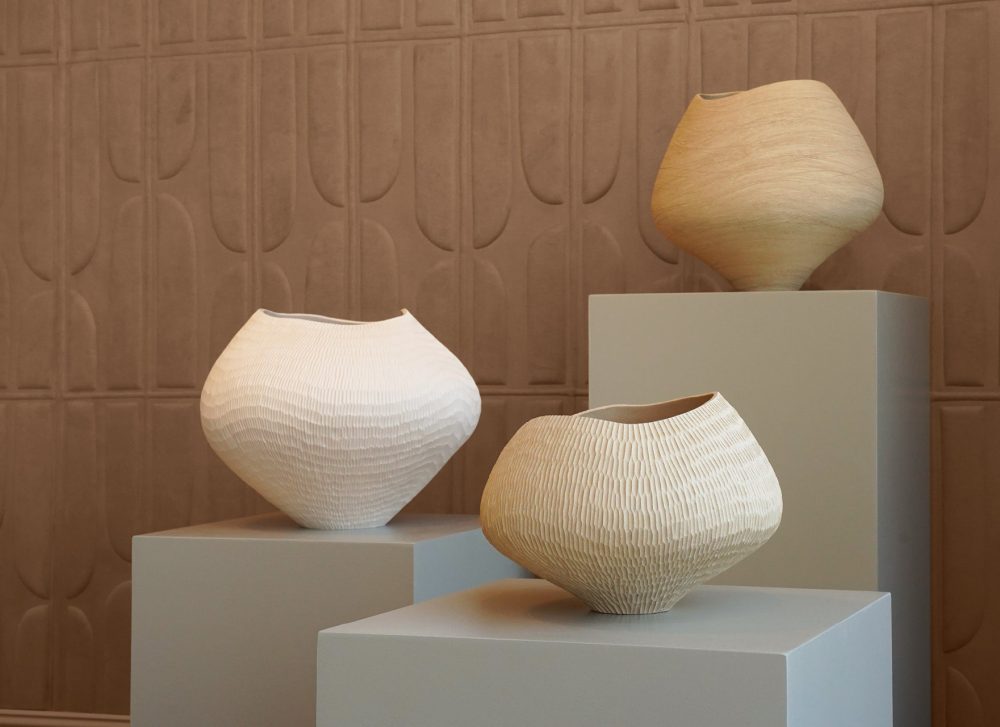 Amanda Bartak Soloausstellung Keramische Objekte Echo der Farbe Keramiken